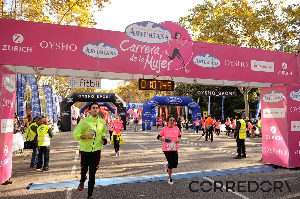Llegada de la Carrera de la Mujer de Barcelona (ARCO IZQUIERDO 38)