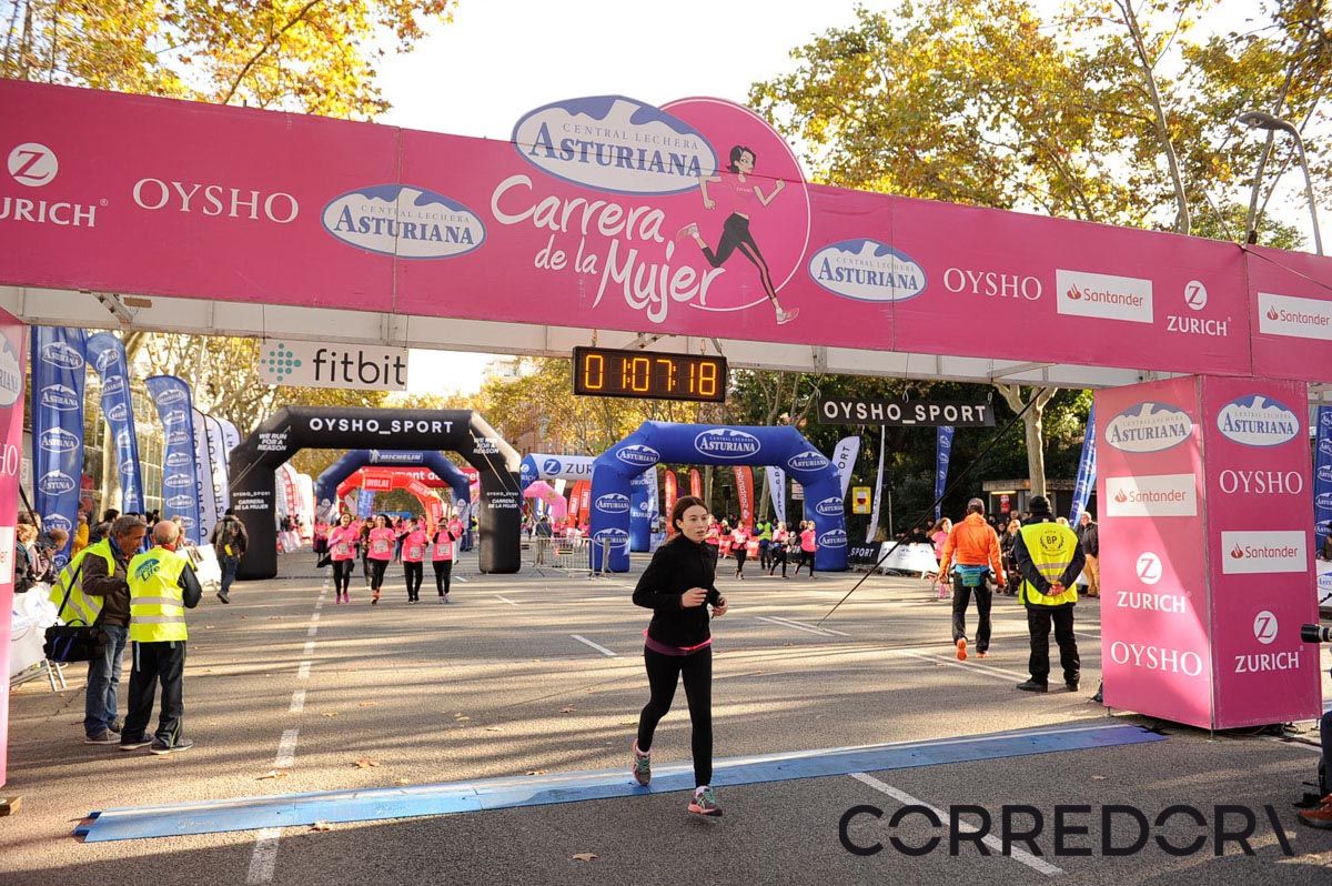 Llegada de la Carrera de la Mujer de Barcelona (ARCO IZQUIERDO 37)
