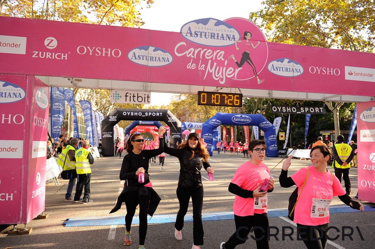 Llegada de la Carrera de la Mujer de Barcelona (ARCO IZQUIERDO 37)