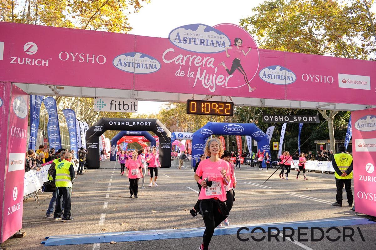 Llegada de la Carrera de la Mujer de Barcelona (ARCO IZQUIERDO 40)