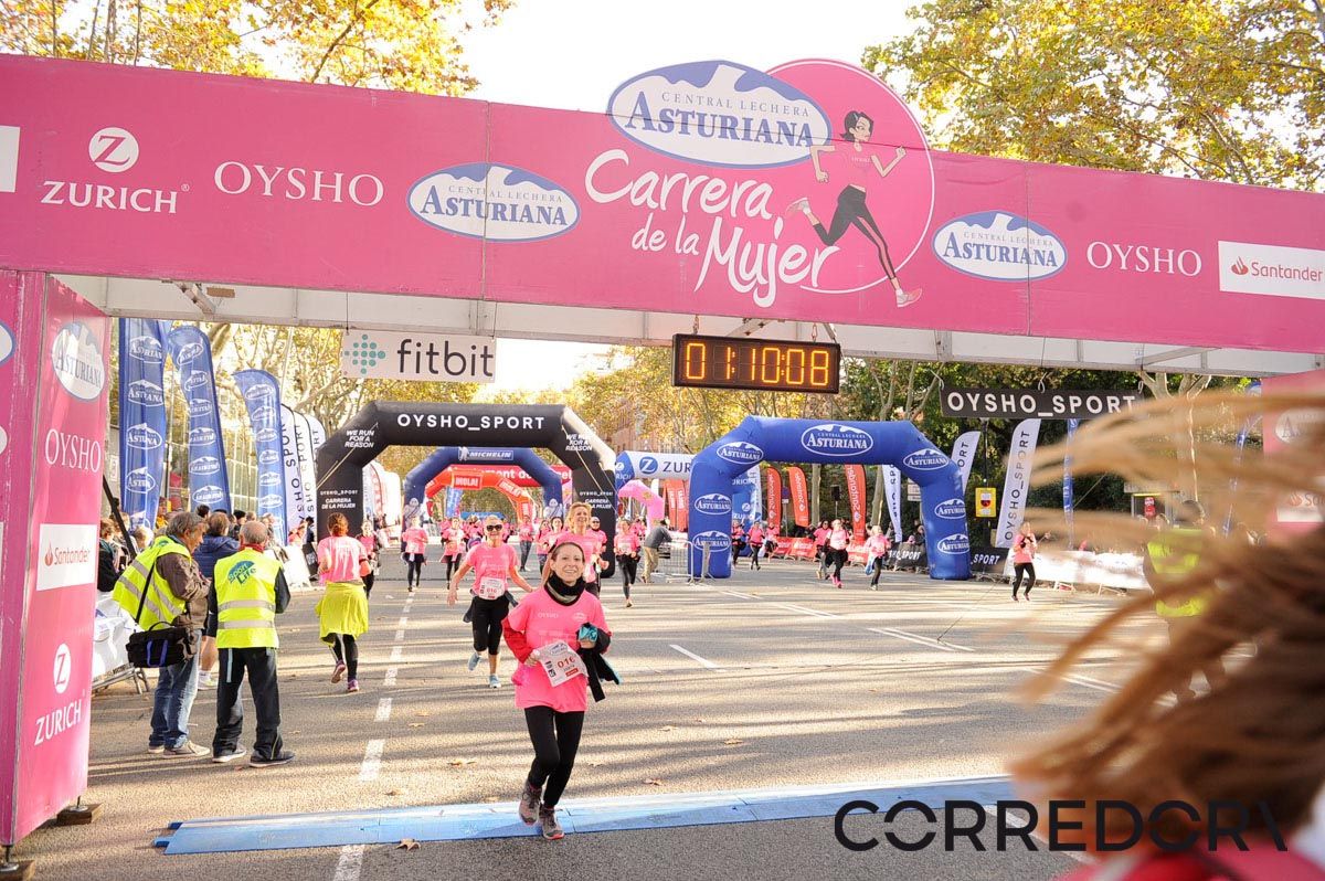 Llegada de la Carrera de la Mujer de Barcelona (ARCO IZQUIERDO 42)