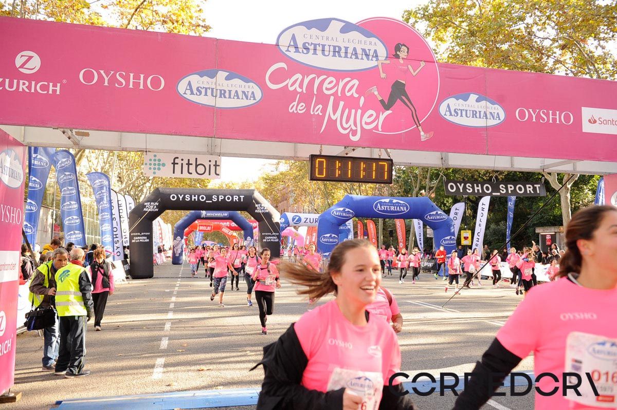 Llegada de la Carrera de la Mujer de Barcelona (ARCO IZQUIERDO 43)