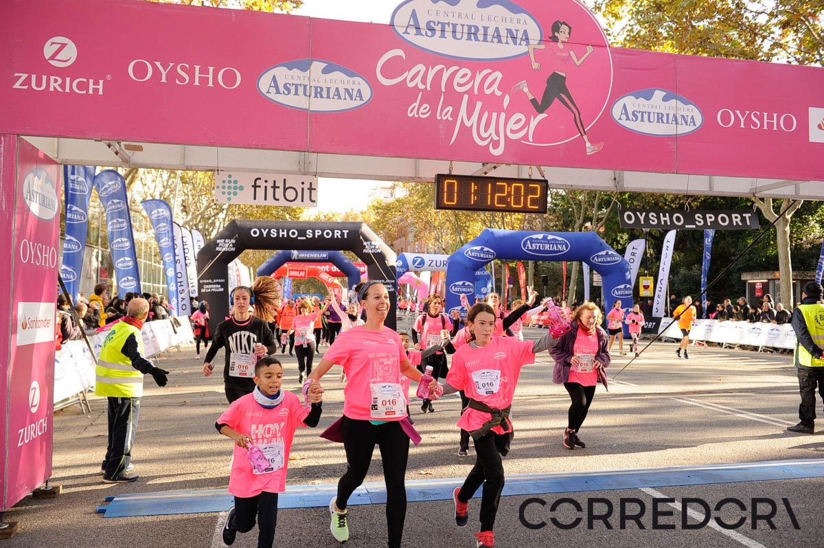 Llegada de la Carrera de la Mujer de Barcelona (ARCO IZQUIERDO 44)