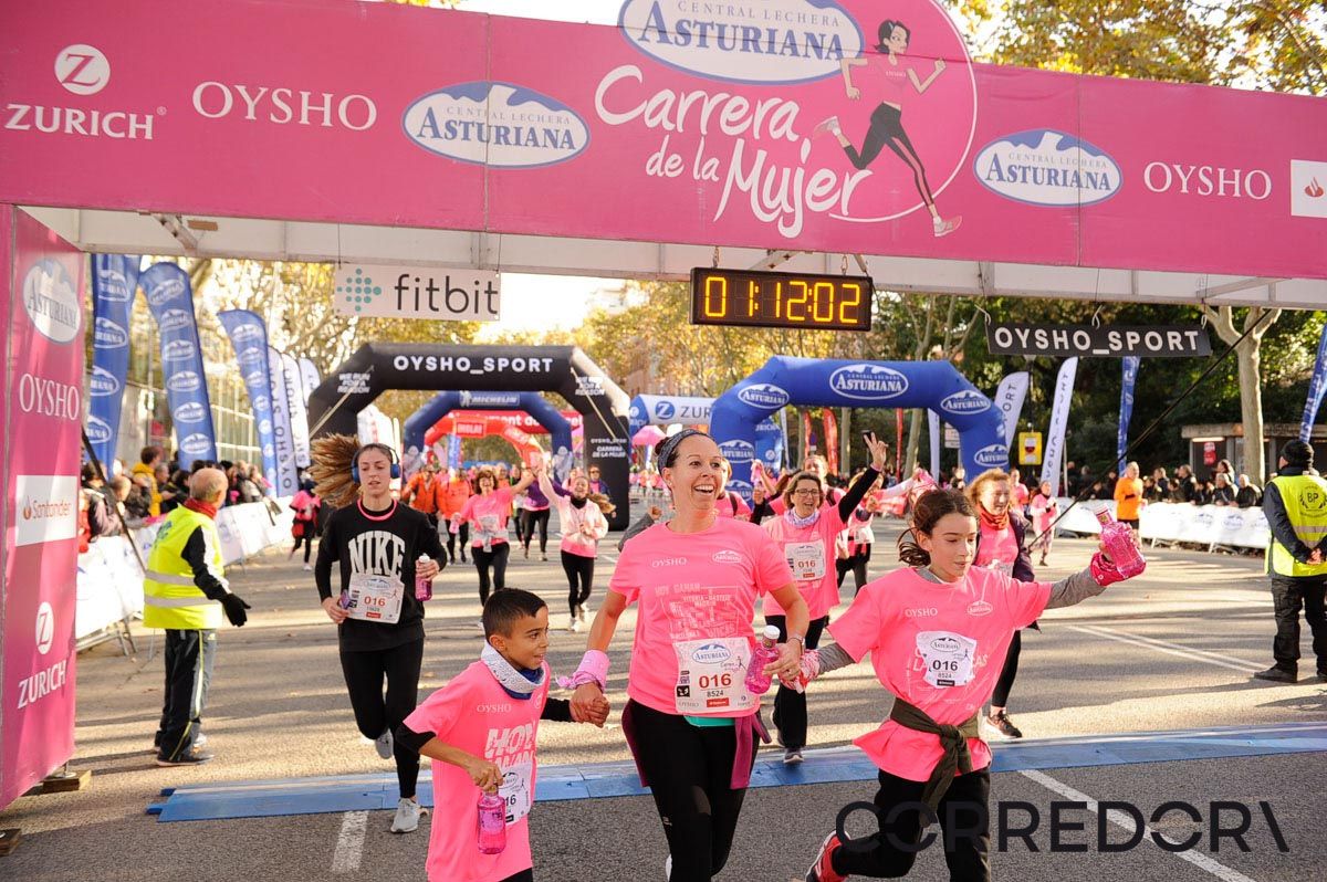 Llegada de la Carrera de la Mujer de Barcelona (ARCO IZQUIERDO 44)