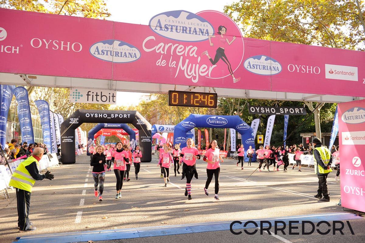 Llegada de la Carrera de la Mujer de Barcelona (ARCO IZQUIERDO 45)