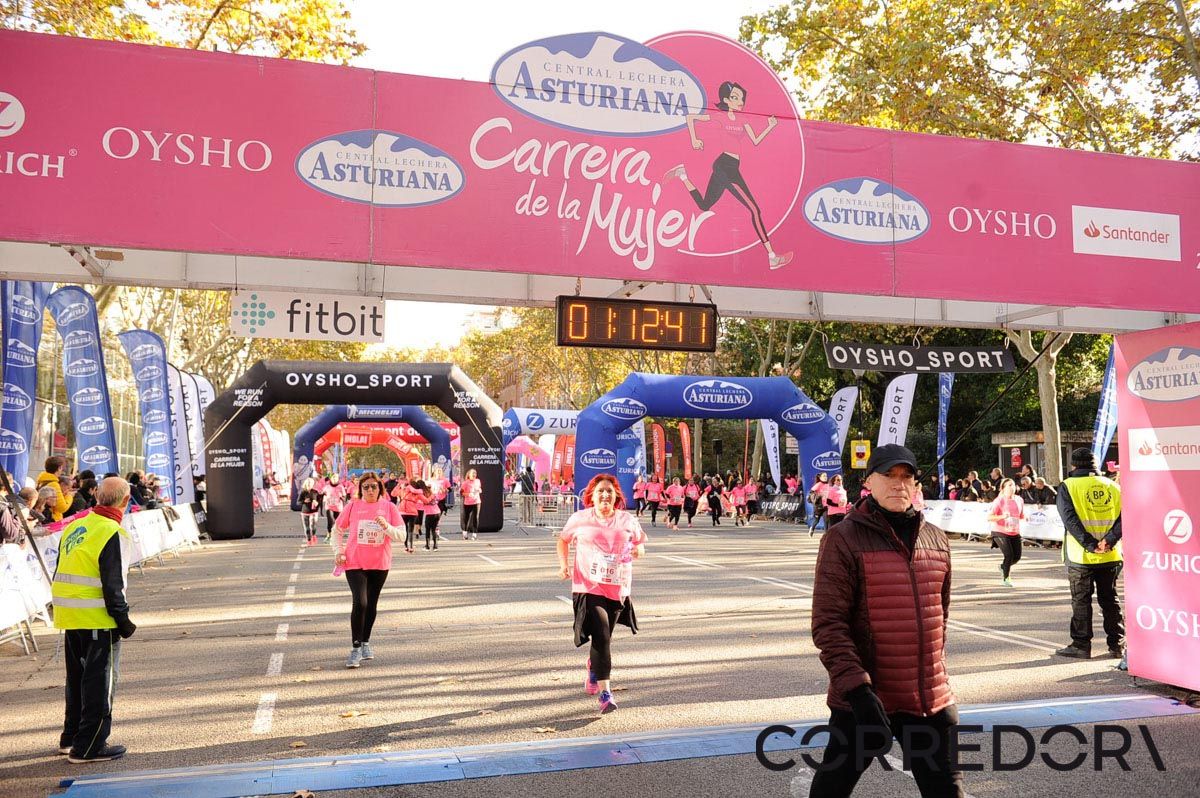 Llegada de la Carrera de la Mujer de Barcelona (ARCO IZQUIERDO 45)