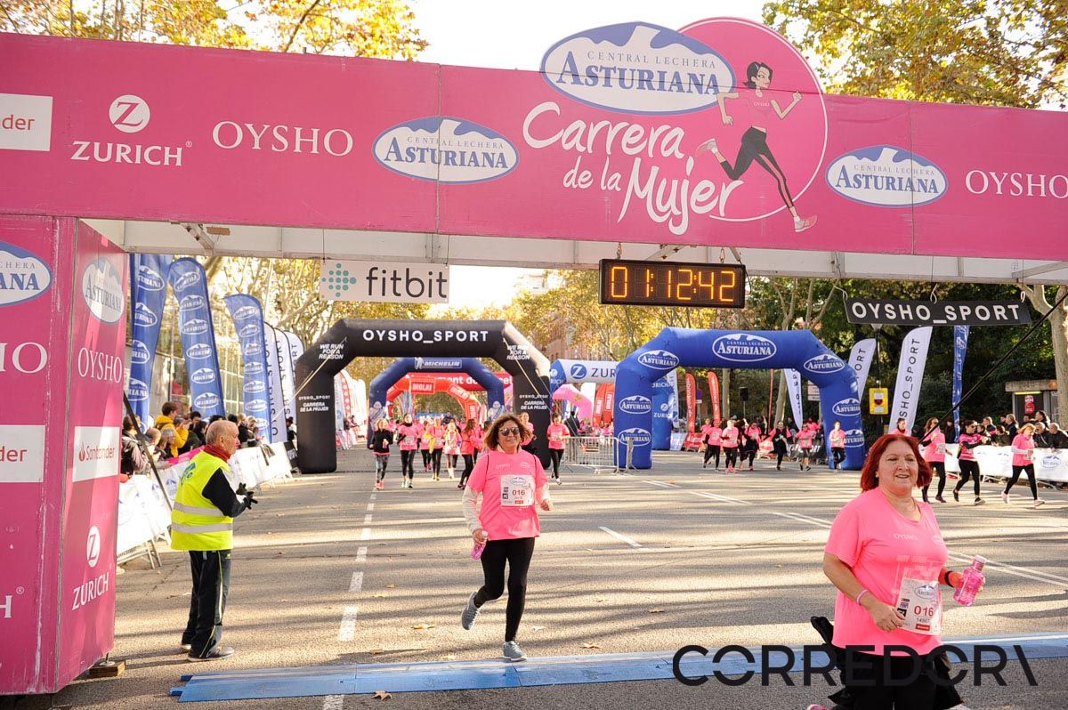 Llegada de la Carrera de la Mujer de Barcelona (ARCO IZQUIERDO 45)