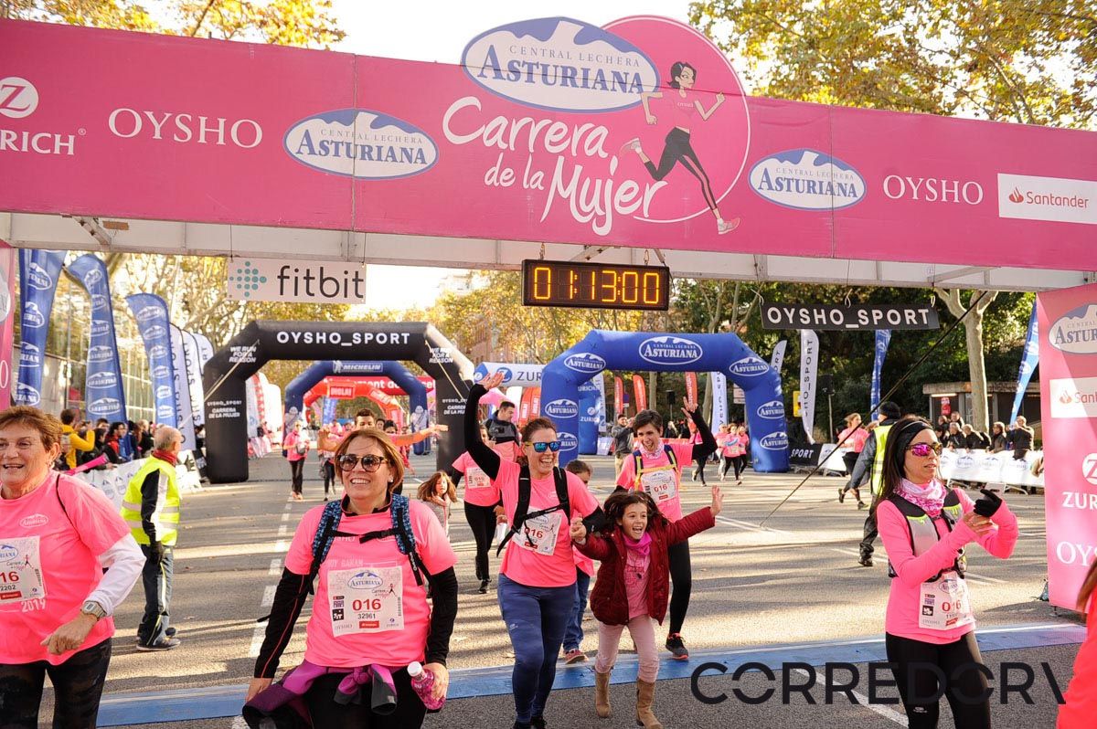 Llegada de la Carrera de la Mujer de Barcelona (ARCO IZQUIERDO 45)