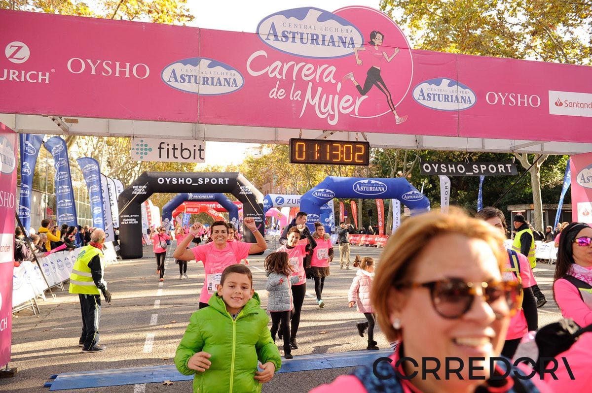 Llegada de la Carrera de la Mujer de Barcelona (ARCO IZQUIERDO 45)