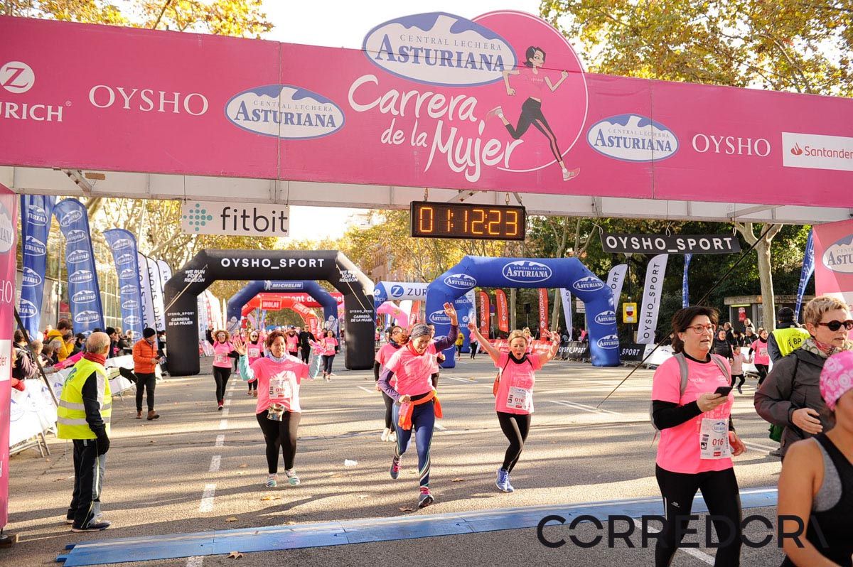 Llegada de la Carrera de la Mujer de Barcelona (ARCO IZQUIERDO 45)