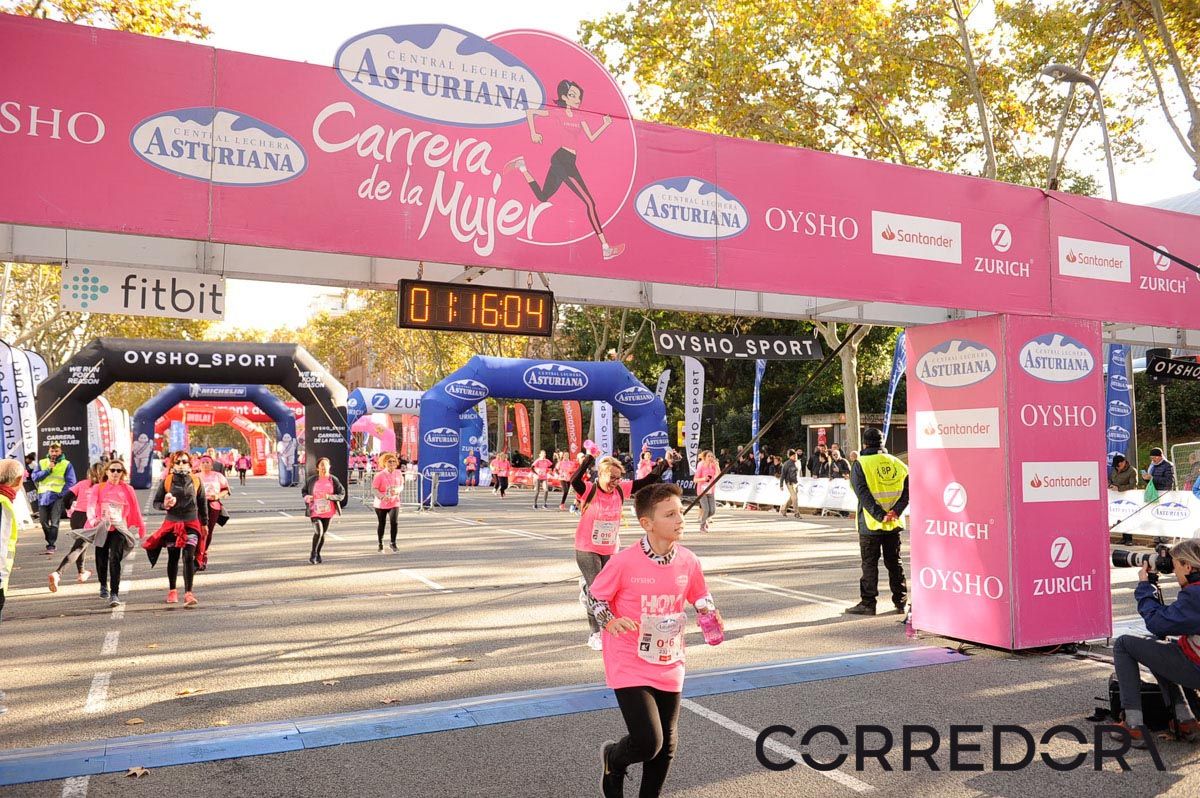 Llegada de la Carrera de la Mujer de Barcelona (ARCO IZQUIERDO 49)