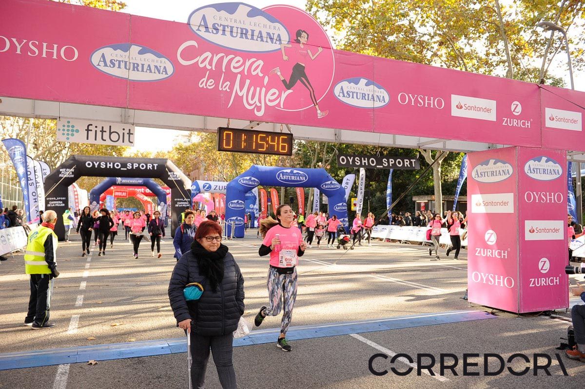 Llegada de la Carrera de la Mujer de Barcelona (ARCO IZQUIERDO 49)