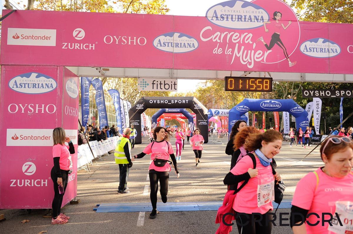 Llegada de la Carrera de la Mujer de Barcelona (ARCO IZQUIERDO 49)
