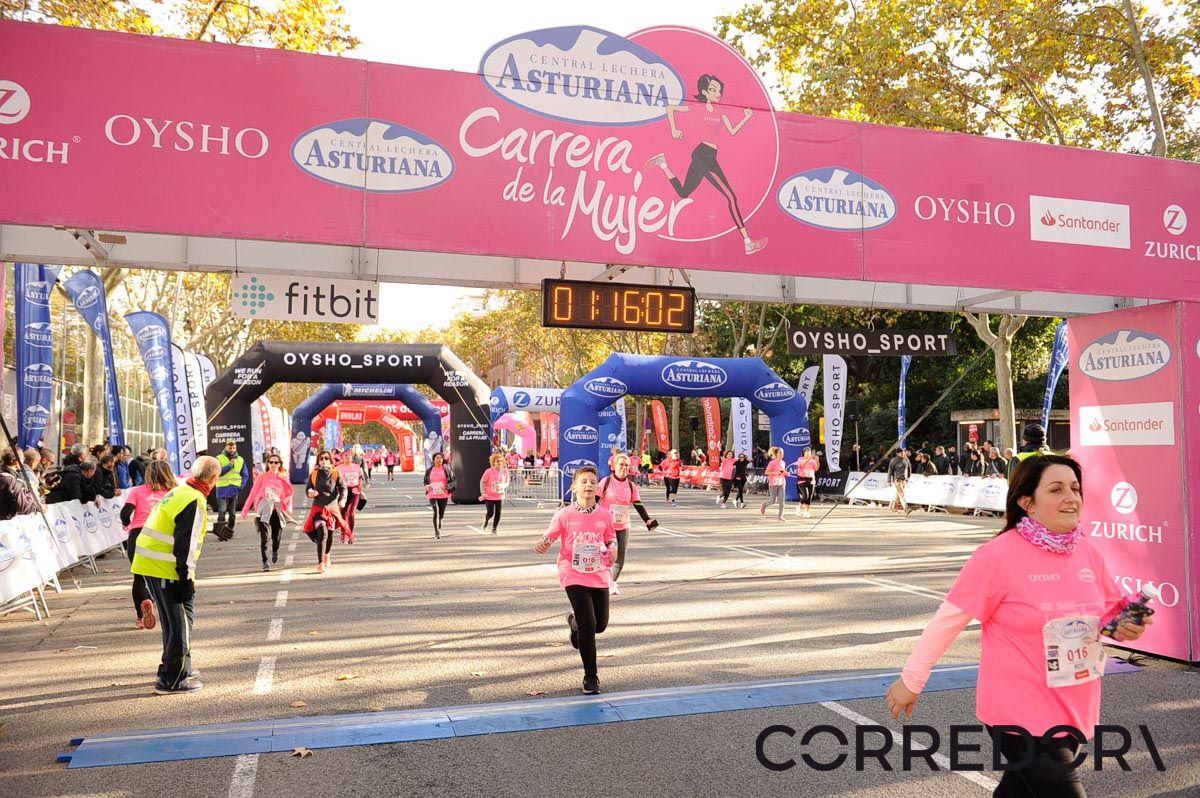 Llegada de la Carrera de la Mujer de Barcelona (ARCO IZQUIERDO 49)