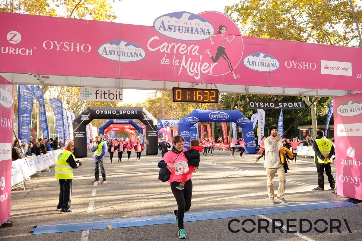 Llegada de la Carrera de la Mujer de Barcelona (ARCO IZQUIERDO 50)