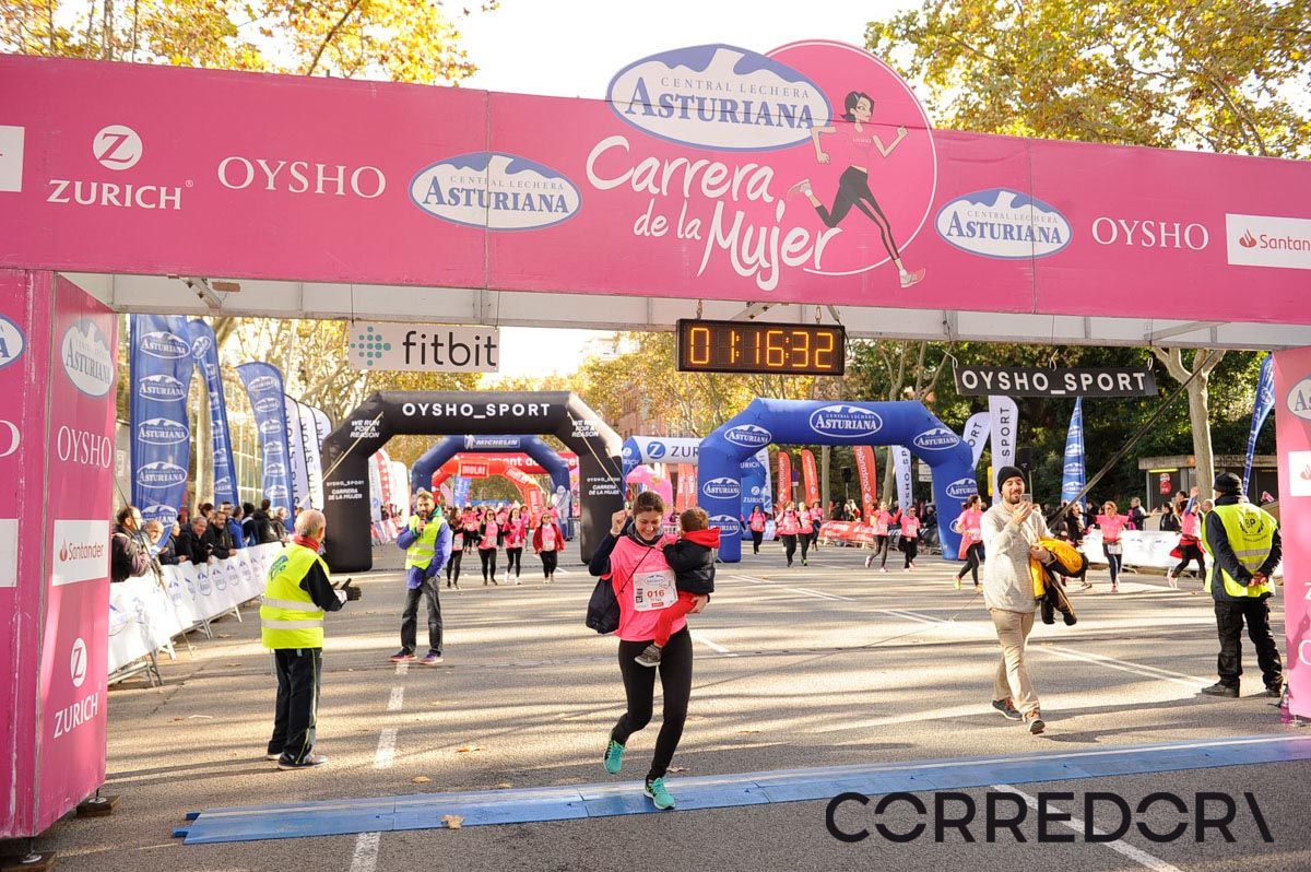 Llegada de la Carrera de la Mujer de Barcelona (ARCO IZQUIERDO 50)