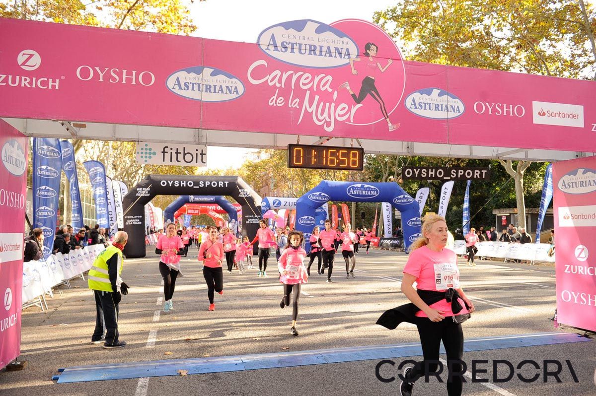 Llegada de la Carrera de la Mujer de Barcelona (ARCO IZQUIERDO 50)