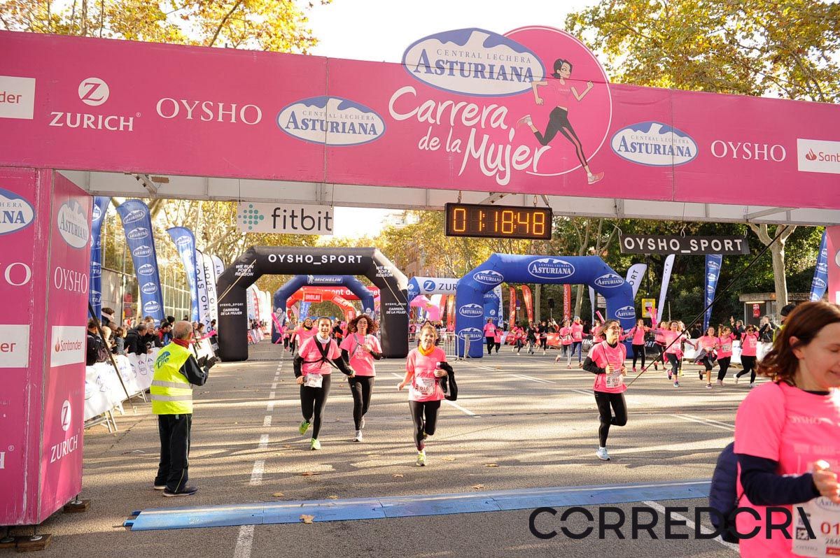 Llegada de la Carrera de la Mujer de Barcelona (ARCO IZQUIERDO 53)