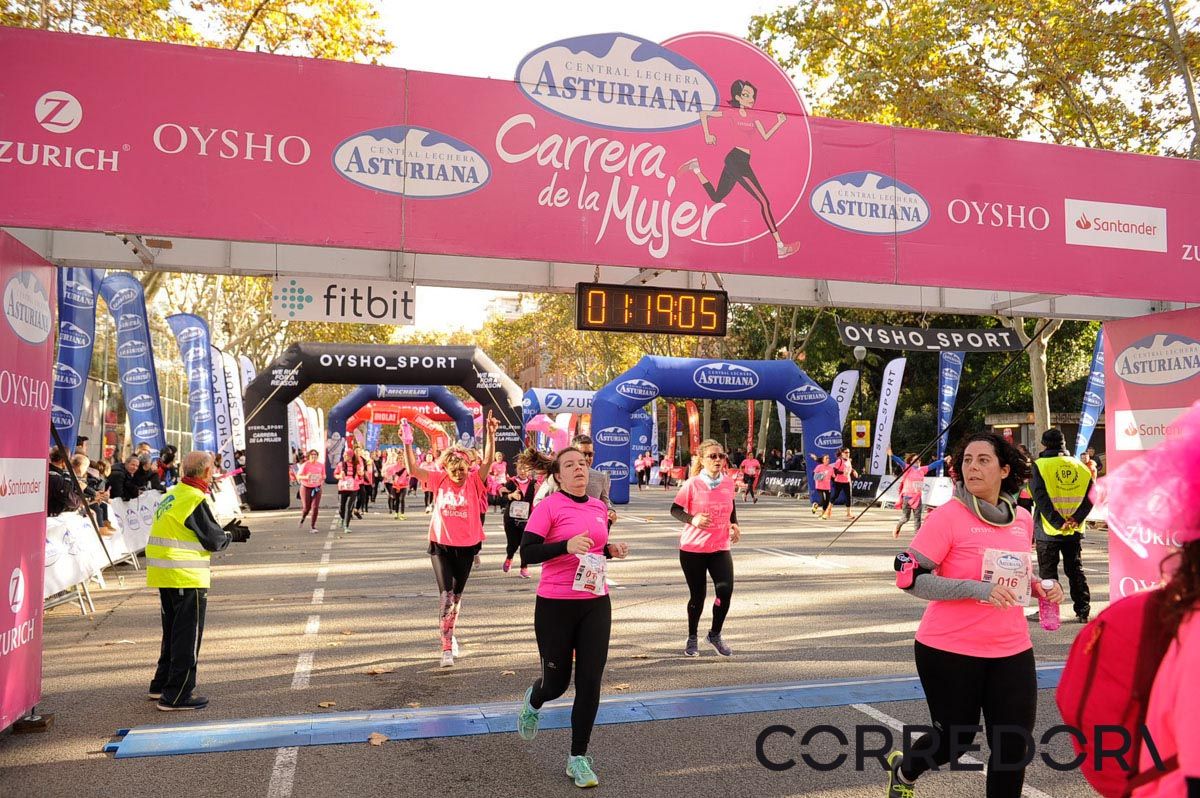 Llegada de la Carrera de la Mujer de Barcelona (ARCO IZQUIERDO 54)