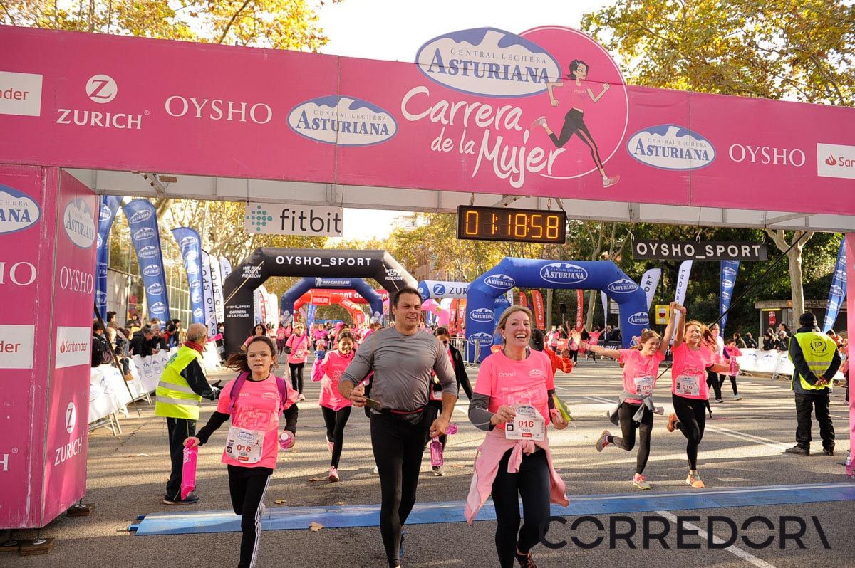Llegada de la Carrera de la Mujer de Barcelona (ARCO IZQUIERDO 54)