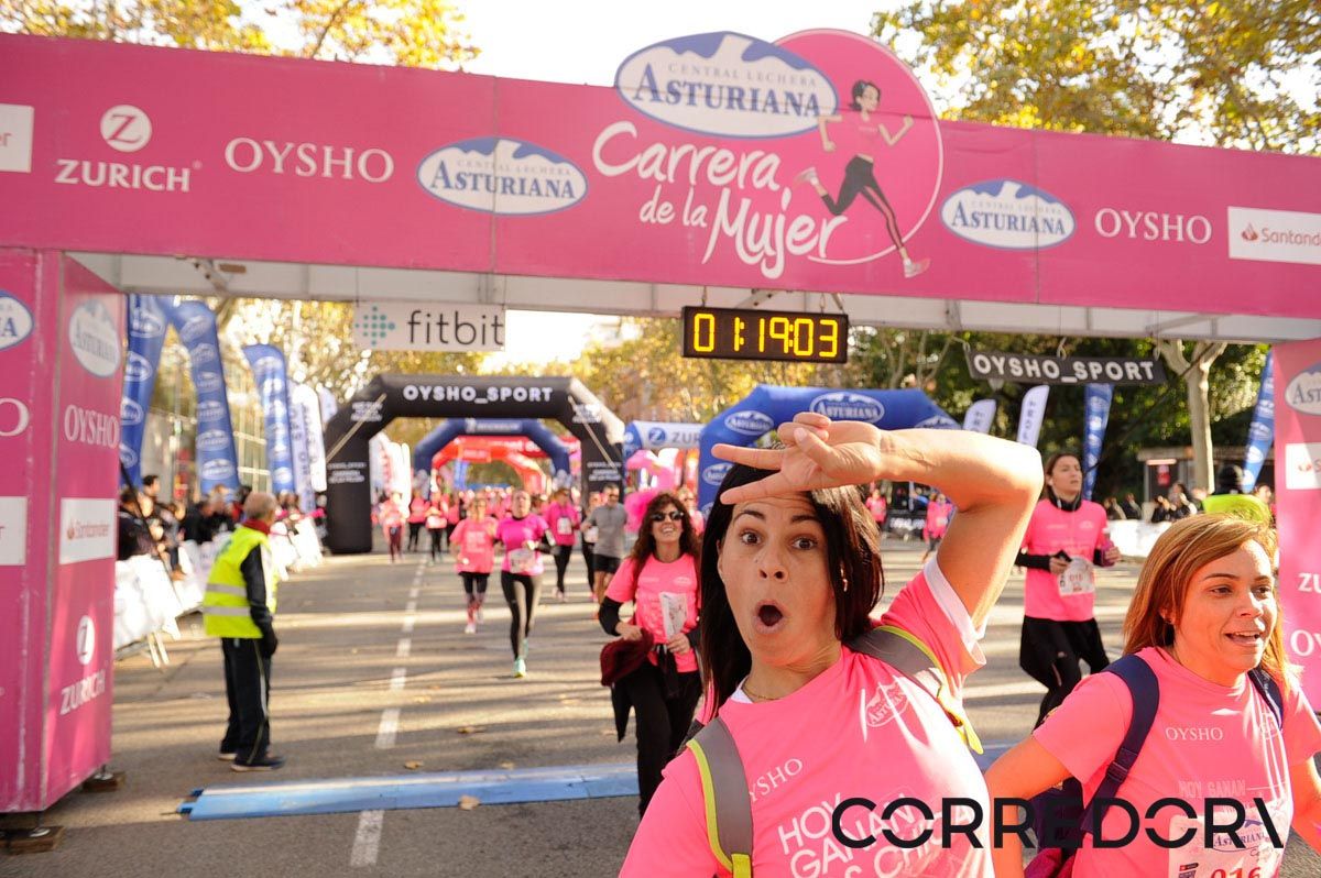 Llegada de la Carrera de la Mujer de Barcelona (ARCO IZQUIERDO 54)