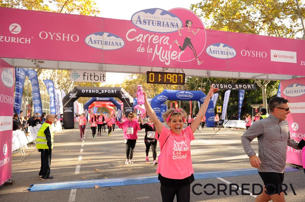 Llegada de la Carrera de la Mujer de Barcelona (ARCO IZQUIERDO 54)
