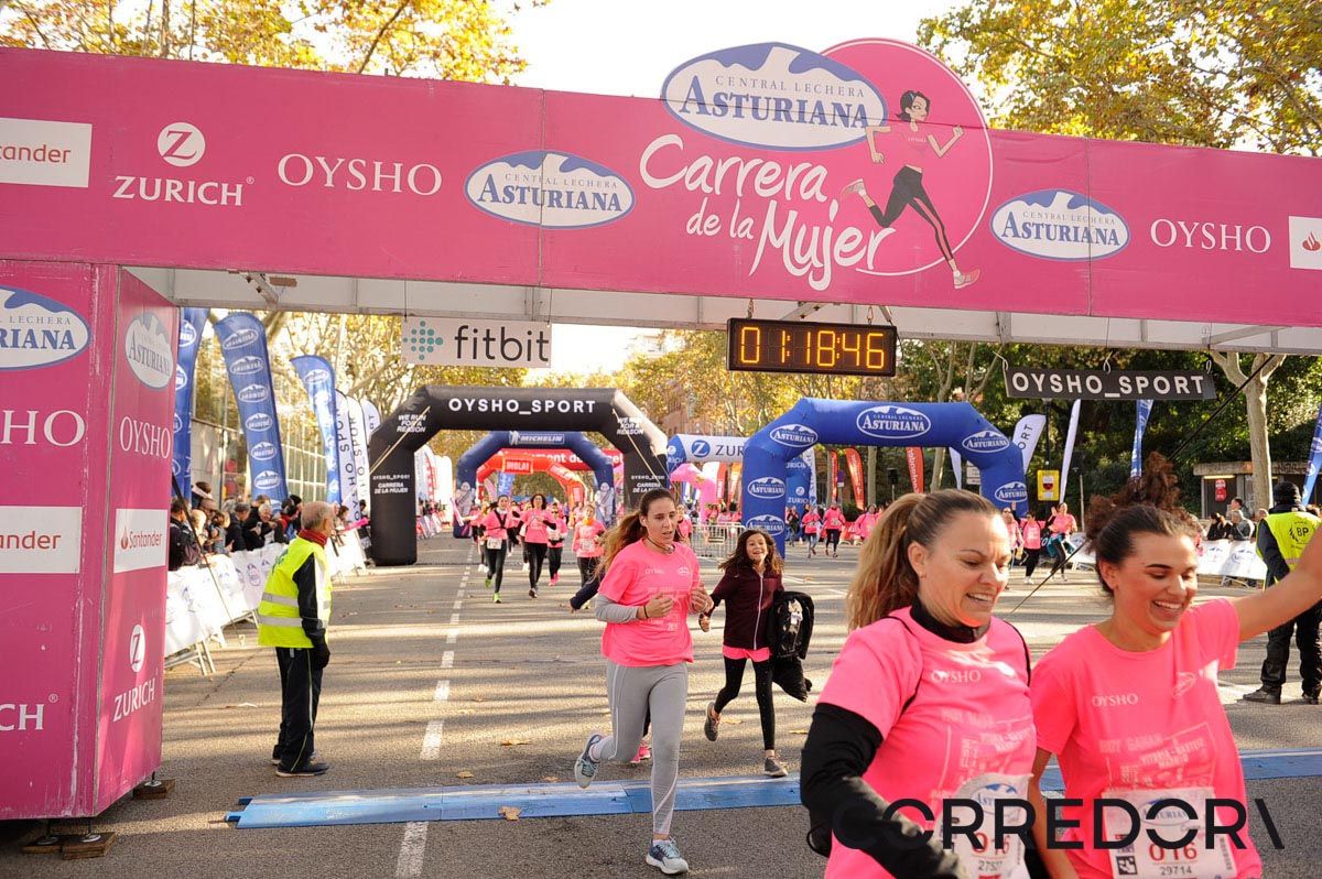 Llegada de la Carrera de la Mujer de Barcelona (ARCO IZQUIERDO 53)