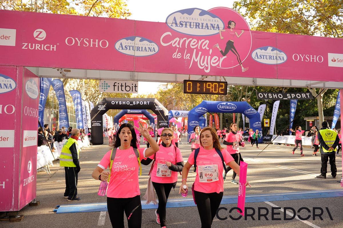Llegada de la Carrera de la Mujer de Barcelona (ARCO IZQUIERDO 54)