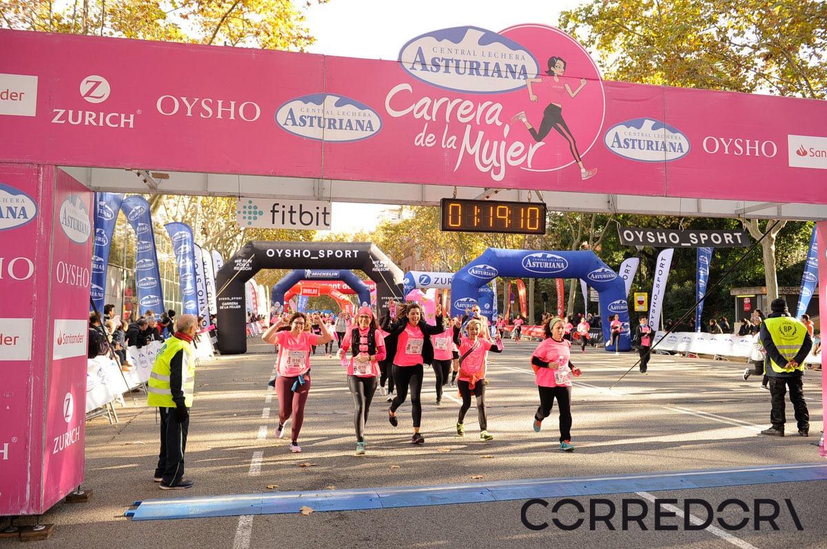 Llegada de la Carrera de la Mujer de Barcelona (ARCO IZQUIERDO 54)