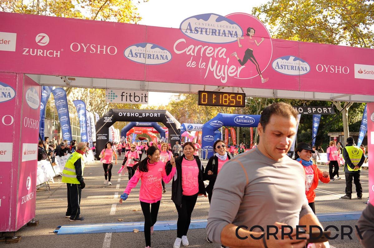 Llegada de la Carrera de la Mujer de Barcelona (ARCO IZQUIERDO 54)