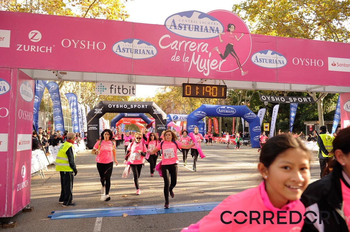 Llegada de la Carrera de la Mujer de Barcelona (ARCO IZQUIERDO 54)