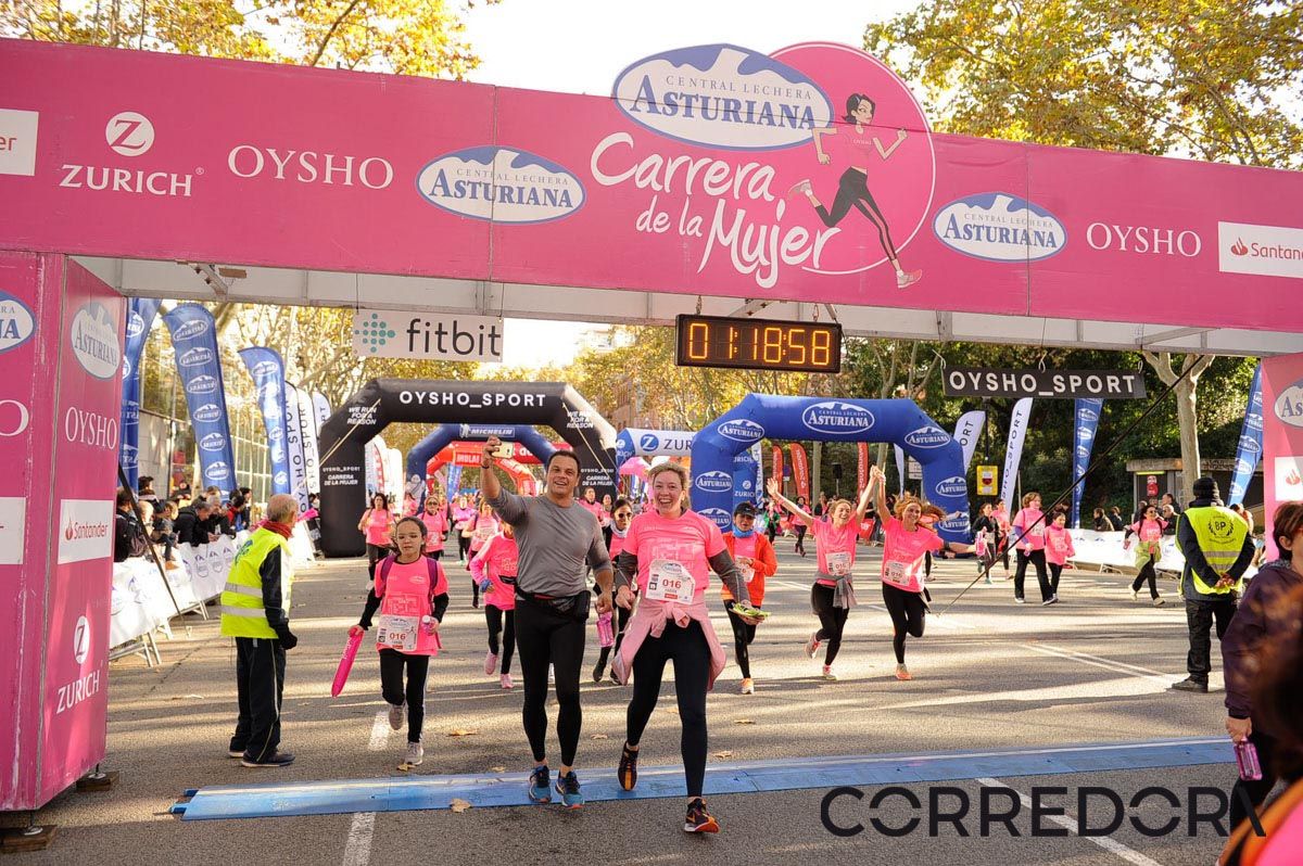 Llegada de la Carrera de la Mujer de Barcelona (ARCO IZQUIERDO 54)