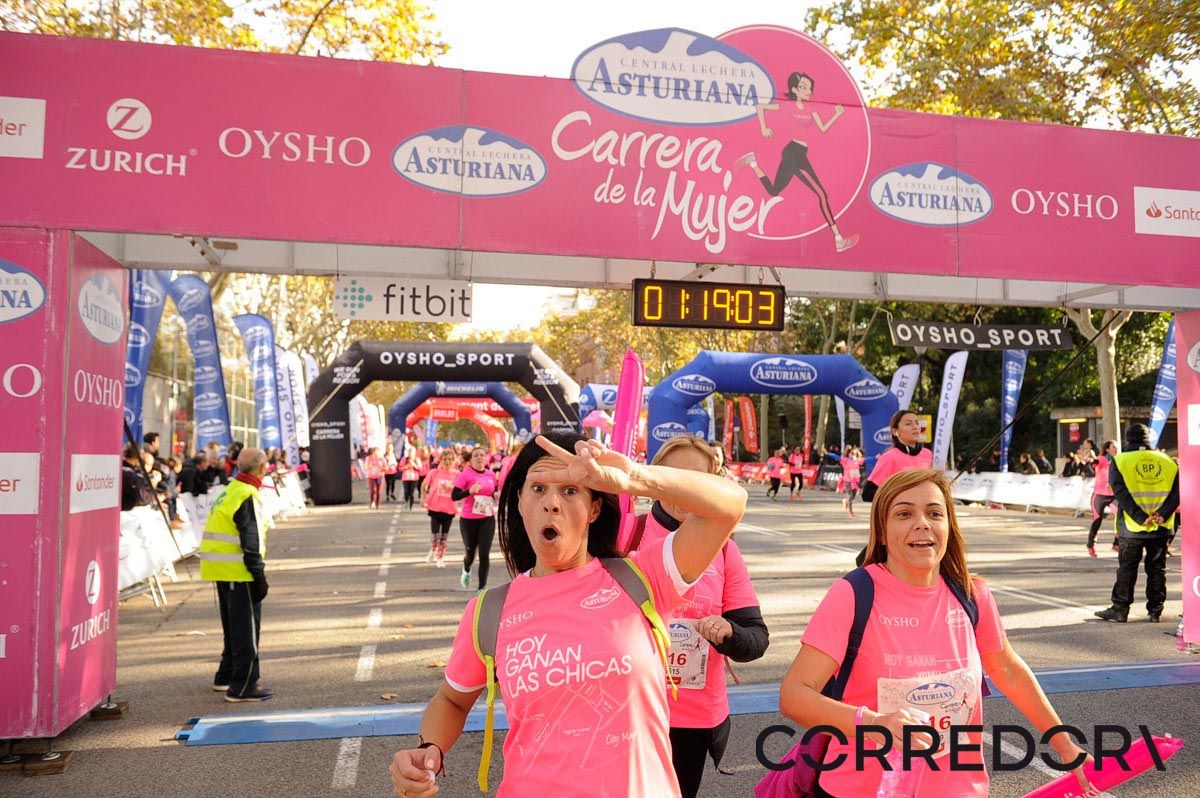 Llegada de la Carrera de la Mujer de Barcelona (ARCO IZQUIERDO 54)