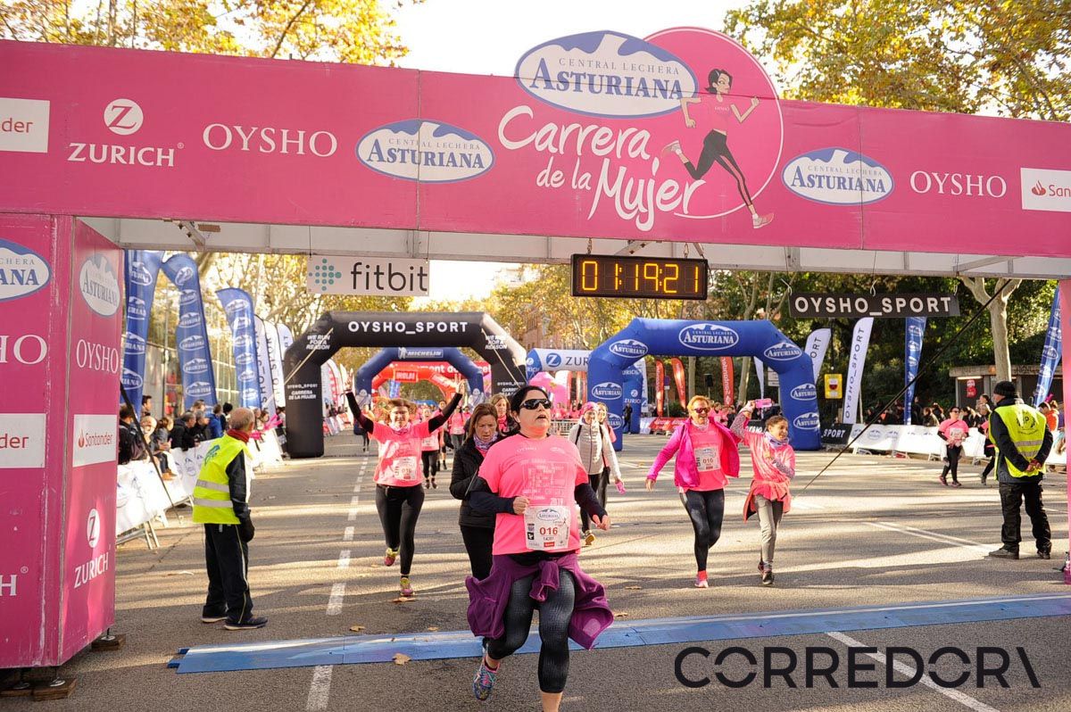 Llegada de la Carrera de la Mujer de Barcelona (ARCO IZQUIERDO 54)