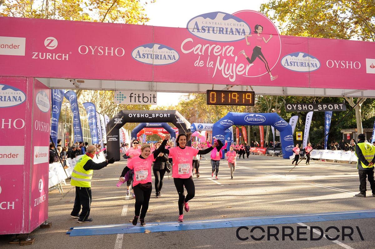 Llegada de la Carrera de la Mujer de Barcelona (ARCO IZQUIERDO 54)