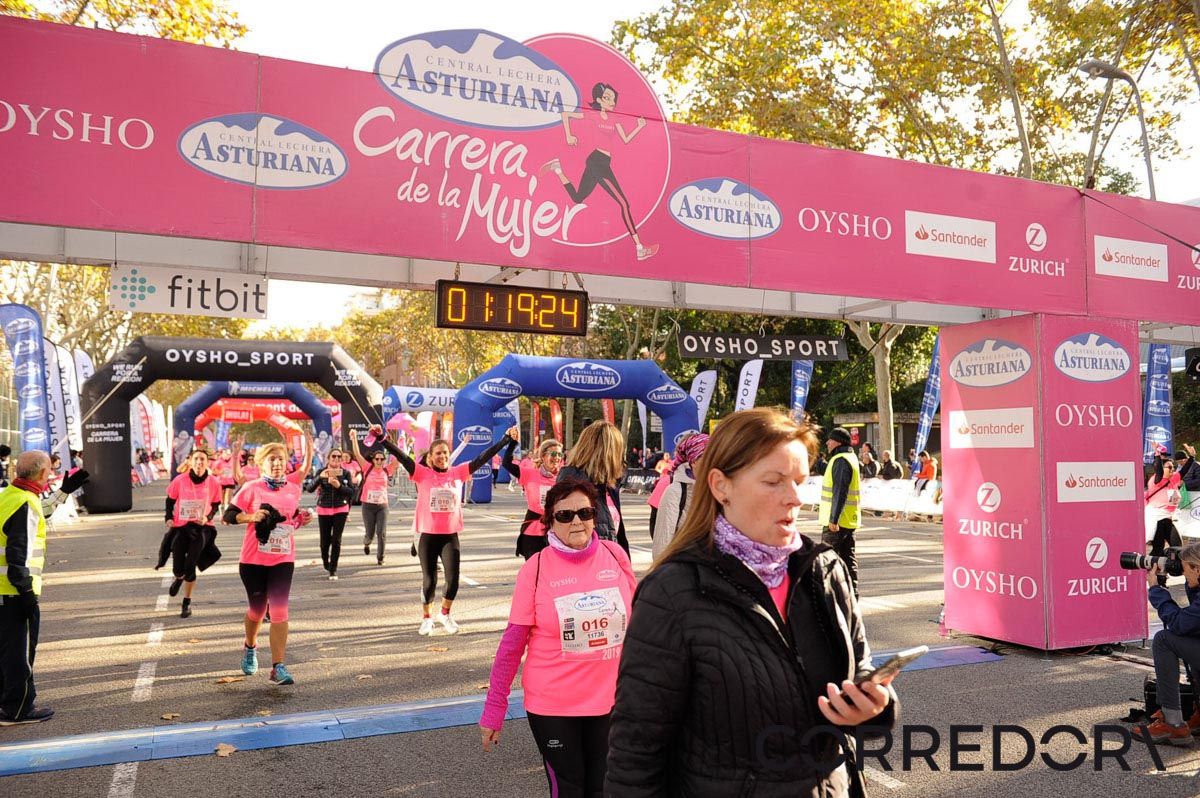 Llegada de la Carrera de la Mujer de Barcelona (ARCO IZQUIERDO 54)