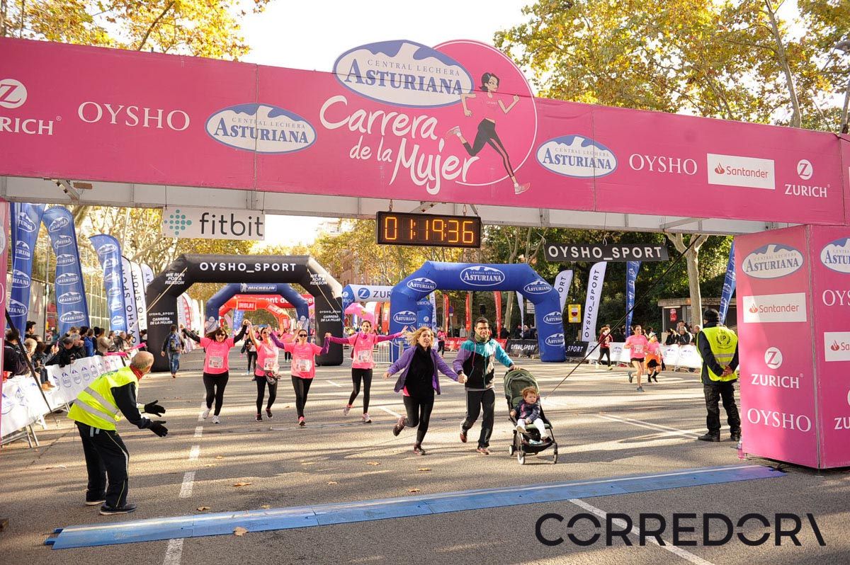 Llegada de la Carrera de la Mujer de Barcelona (ARCO IZQUIERDO 55)