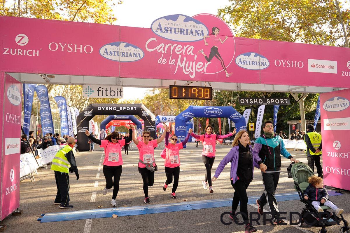Llegada de la Carrera de la Mujer de Barcelona (ARCO IZQUIERDO 55)