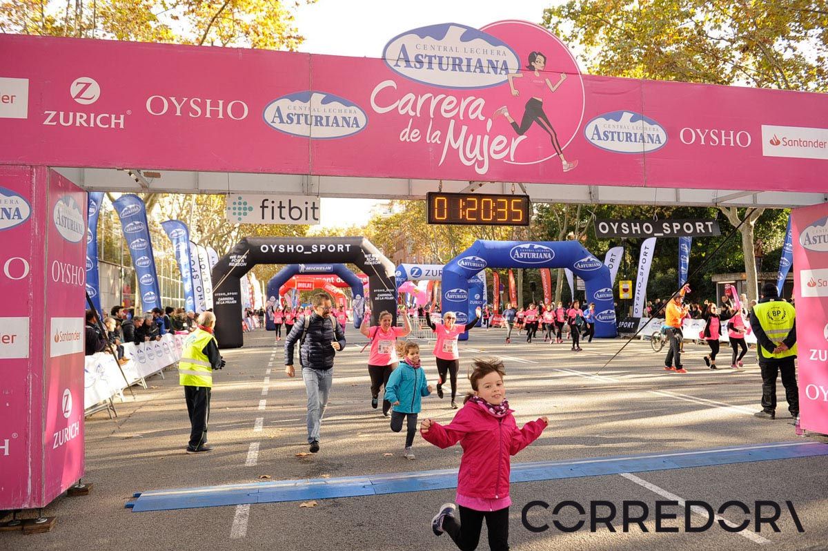 Llegada de la Carrera de la Mujer de Barcelona (ARCO IZQUIERDO 56)