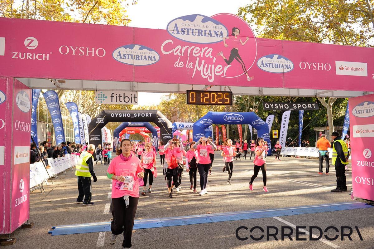 Llegada de la Carrera de la Mujer de Barcelona (ARCO IZQUIERDO 56)