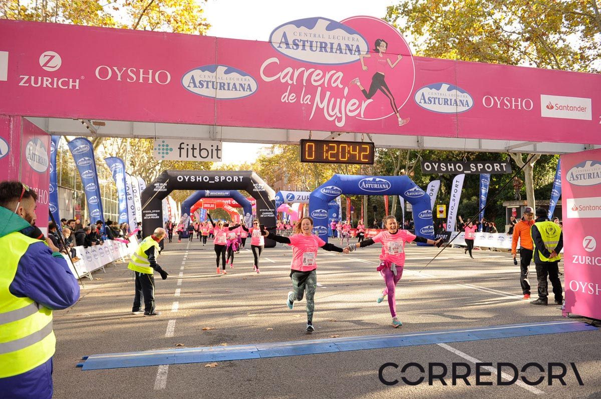 Llegada de la Carrera de la Mujer de Barcelona (ARCO IZQUIERDO 56)