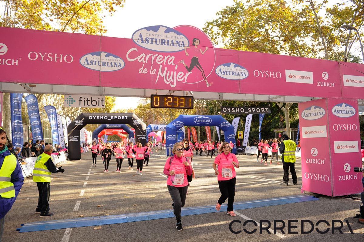 Llegada de la Carrera de la Mujer de Barcelona (ARCO IZQUIERDO 61)