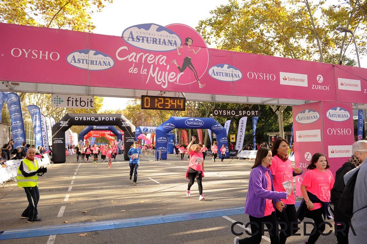 Llegada de la Carrera de la Mujer de Barcelona (ARCO IZQUIERDO 61)