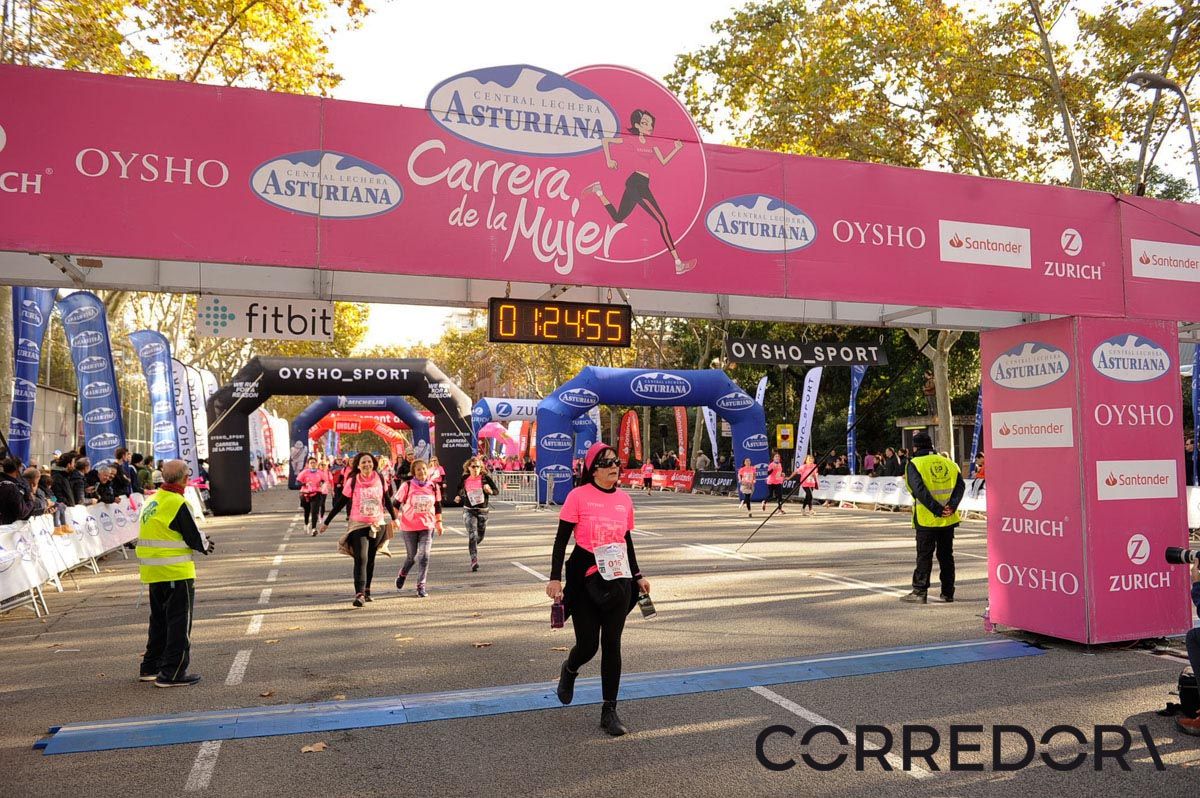 Llegada de la Carrera de la Mujer de Barcelona (ARCO IZQUIERDO 63)