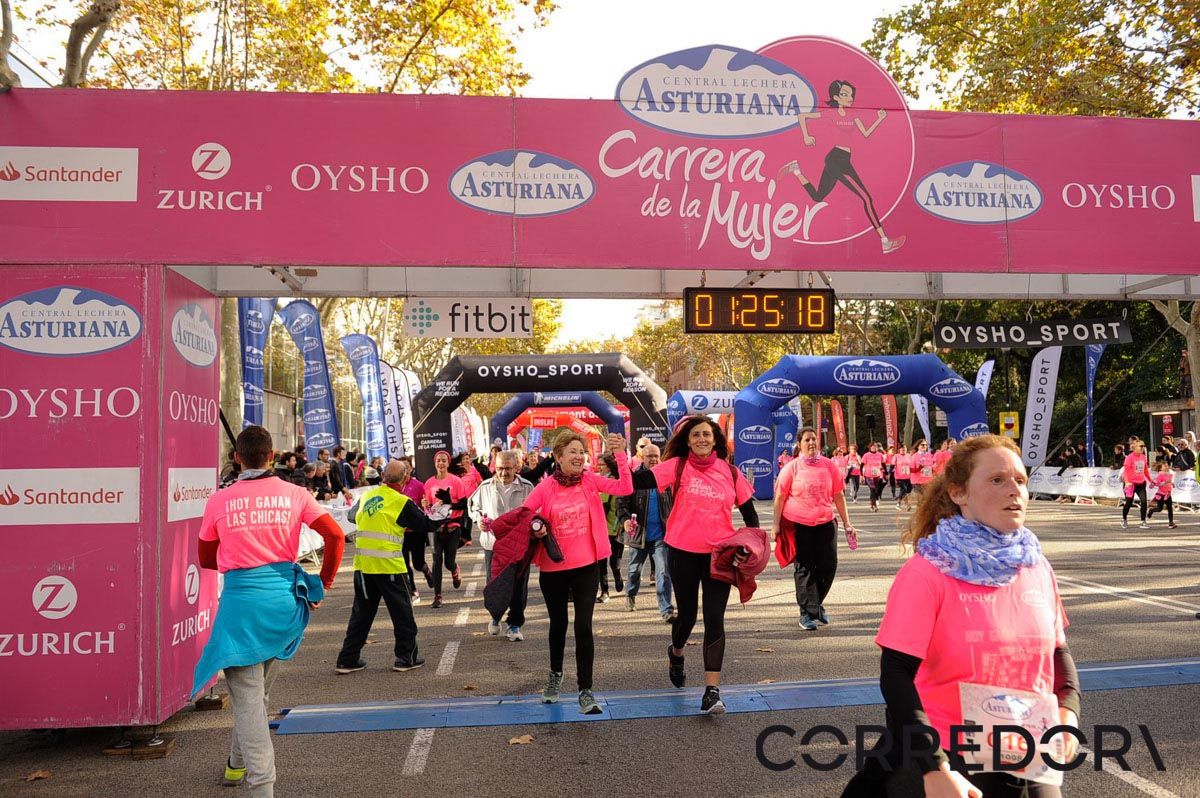 Llegada de la Carrera de la Mujer de Barcelona (ARCO IZQUIERDO 63)