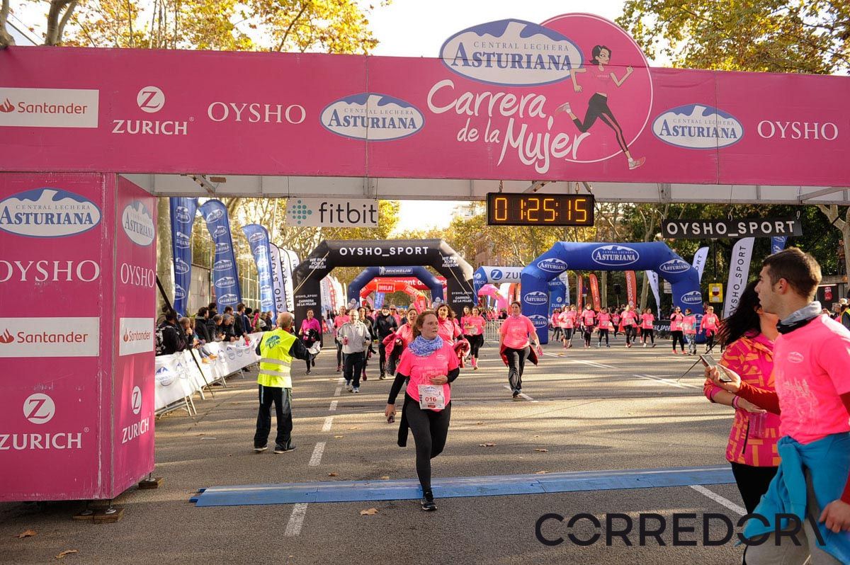 Llegada de la Carrera de la Mujer de Barcelona (ARCO IZQUIERDO 63)