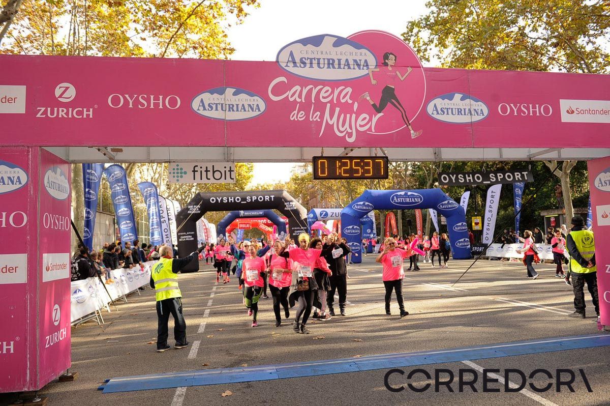 Llegada de la Carrera de la Mujer de Barcelona (ARCO IZQUIERDO 64)