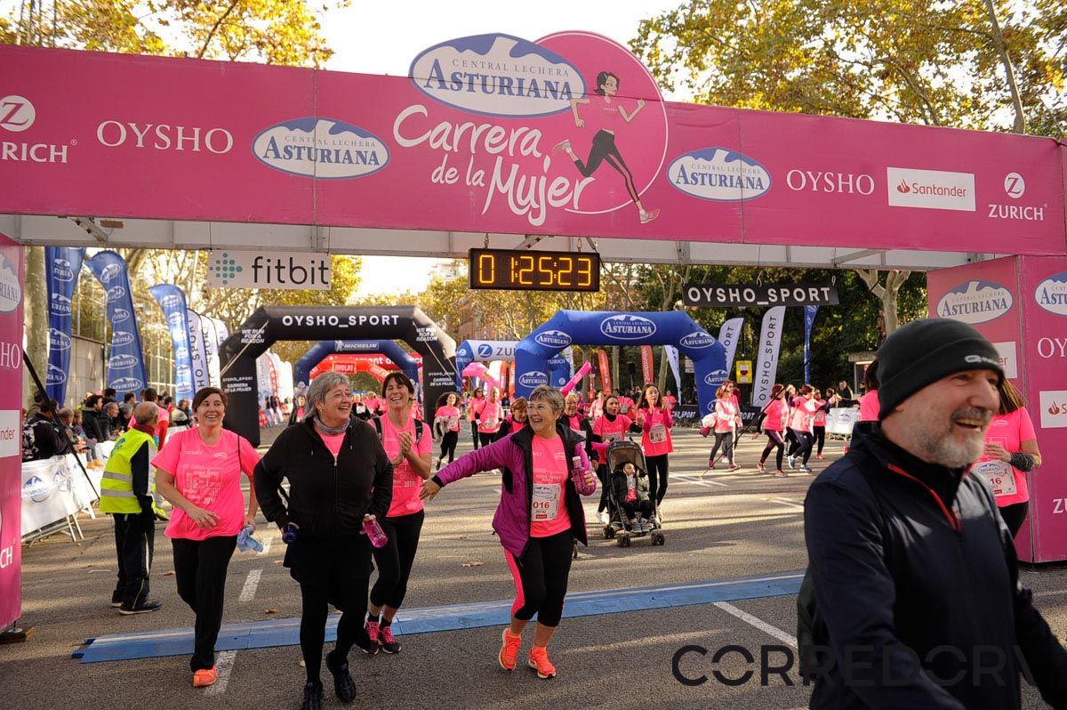 Llegada de la Carrera de la Mujer de Barcelona (ARCO IZQUIERDO 64)