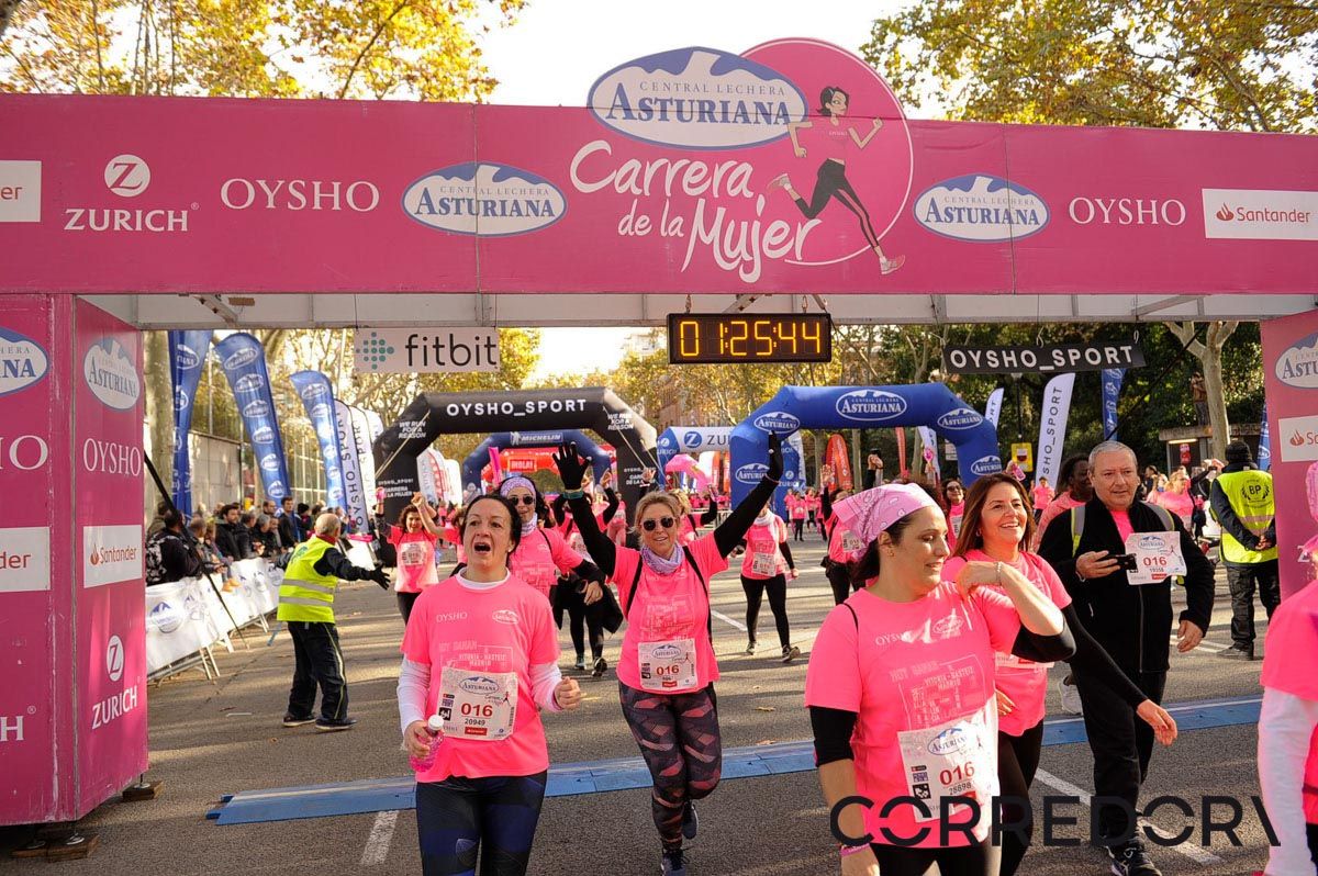 Llegada de la Carrera de la Mujer de Barcelona (ARCO IZQUIERDO 64)