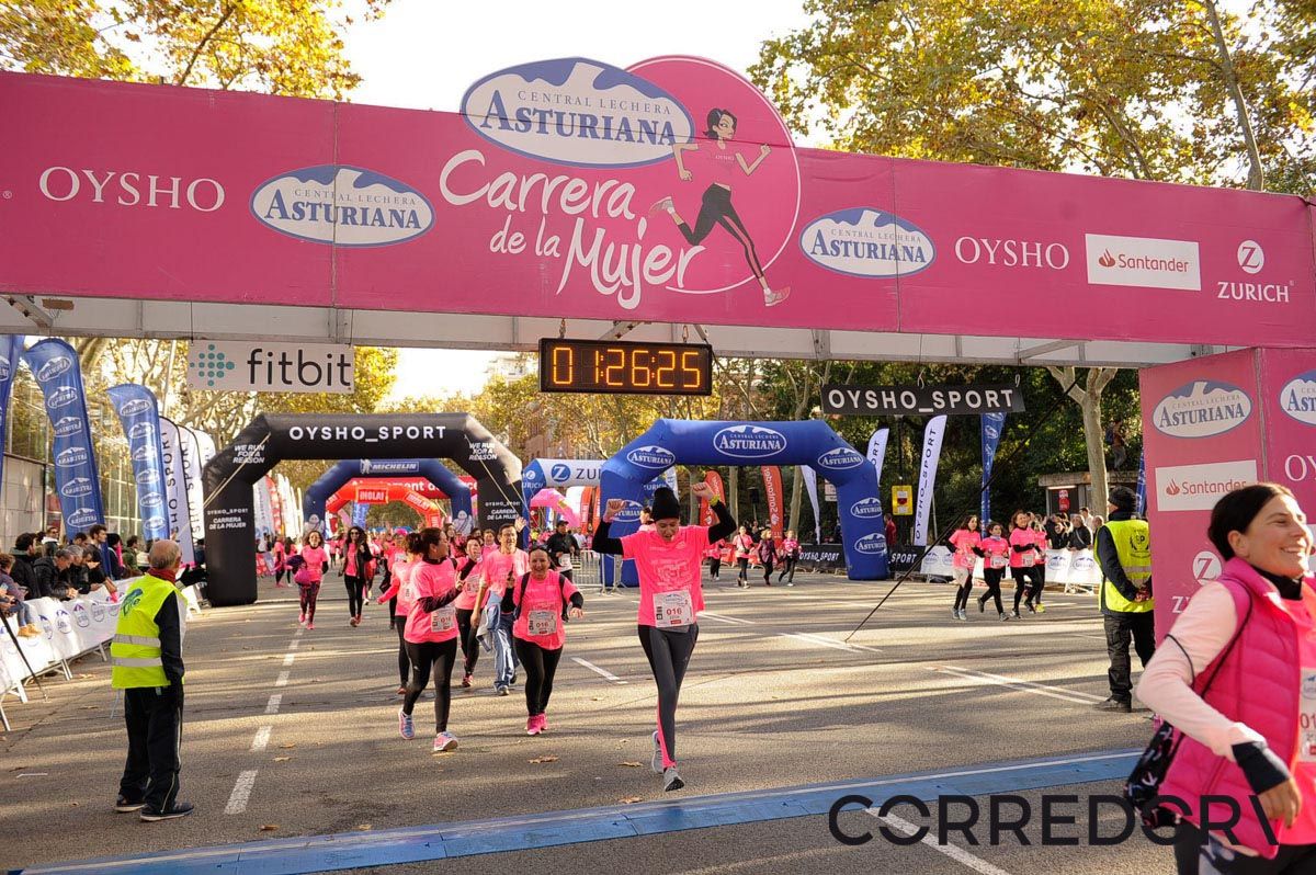 Llegada de la Carrera de la Mujer de Barcelona (ARCO IZQUIERDO 65)